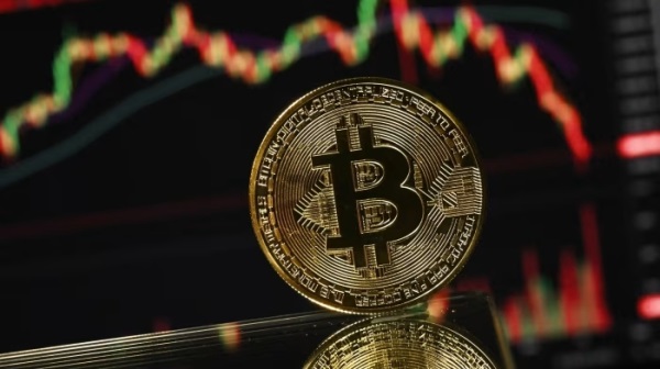 Криптоинвесторы избавляются от токенов, поскольку акции падают в цене