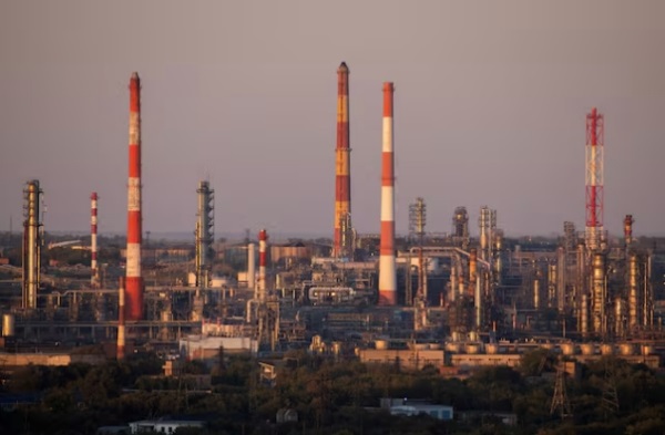 Выручка России от экспорта нефти и топлива продолжила падение в октябре, сообщает МЭА