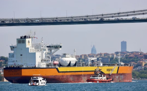 Санкции США против «Роснефти» и «Лукойла» привели к тому, что почти треть российской нефти оказалась заблокированной в танкерах