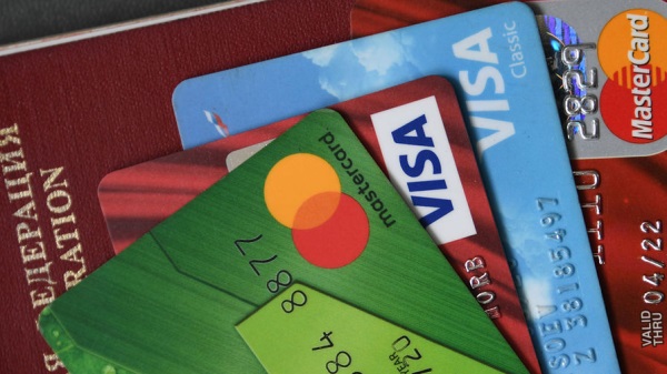 «Слишком либерально»: депутатов призвали сделать жестче лимит банковских карт